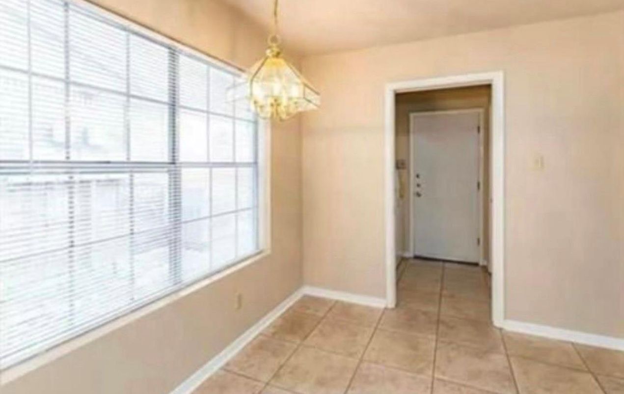 Chandelier, Elevator, Empty room, Interior, Pendant Lights
