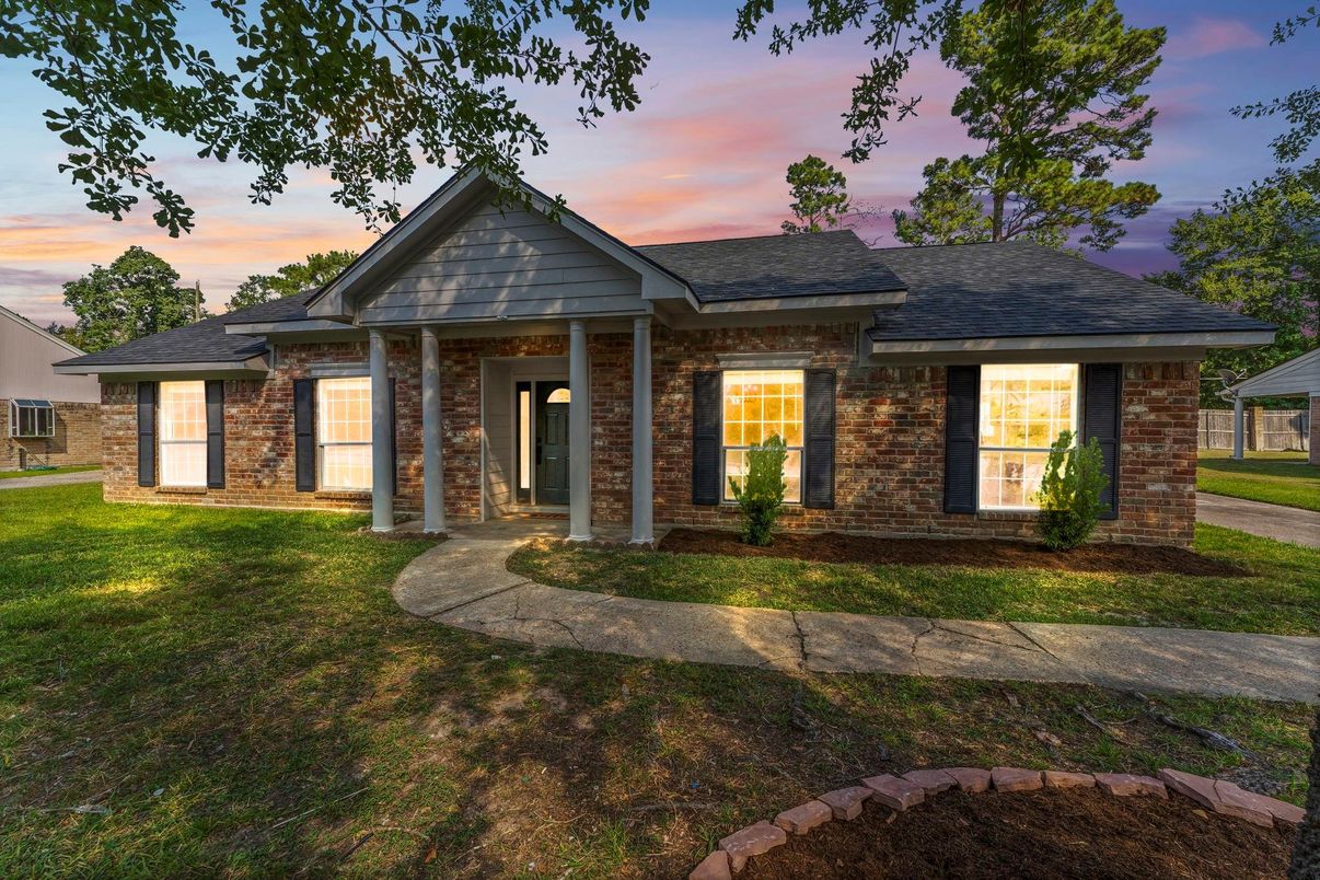 Exterior, Facade, Brick Facade, Ranch