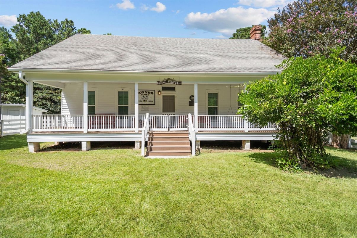 Backyard, Exterior, Facade, Cape Cod