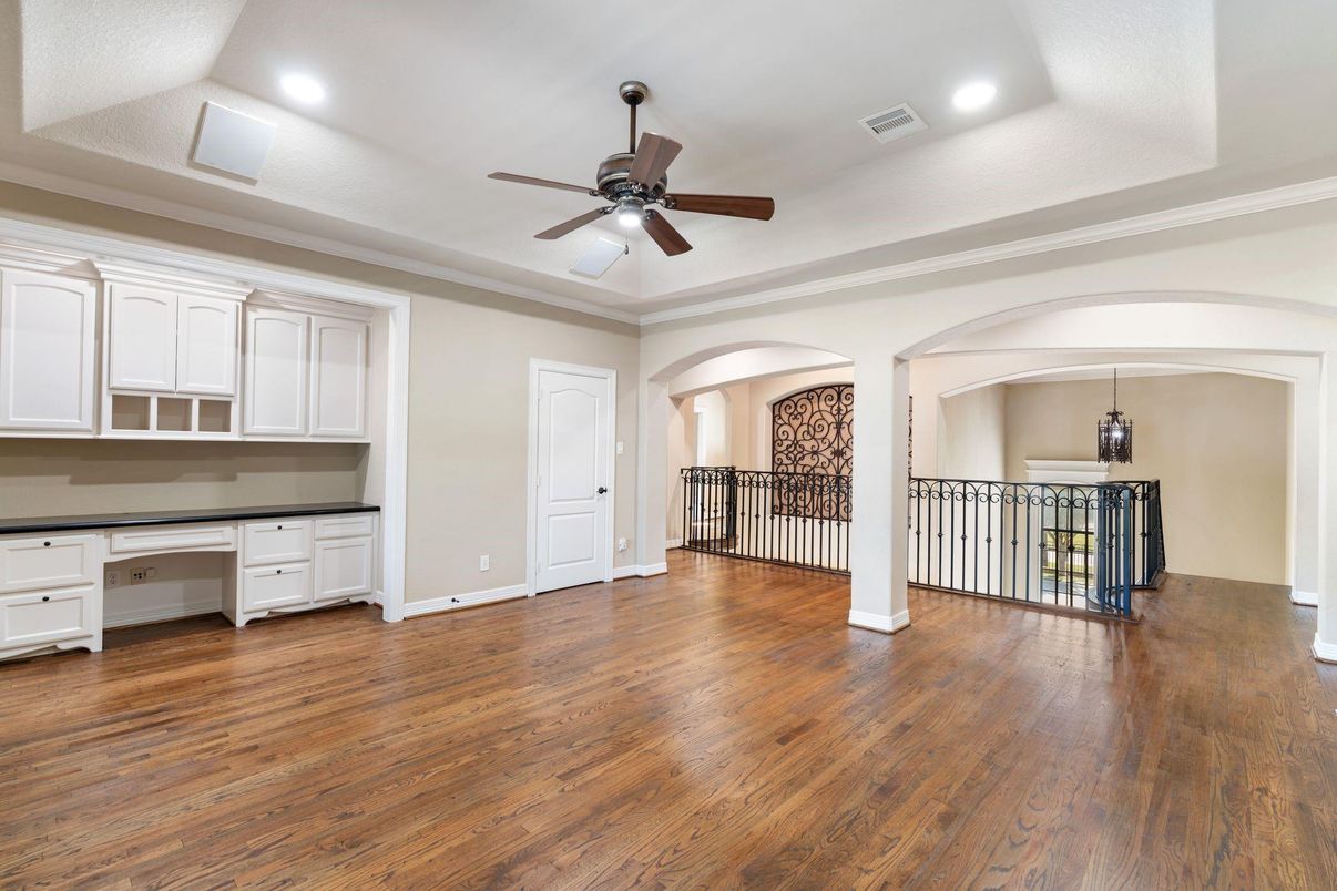 Interior, Recessed Lighting, Wood Texture Flooring
