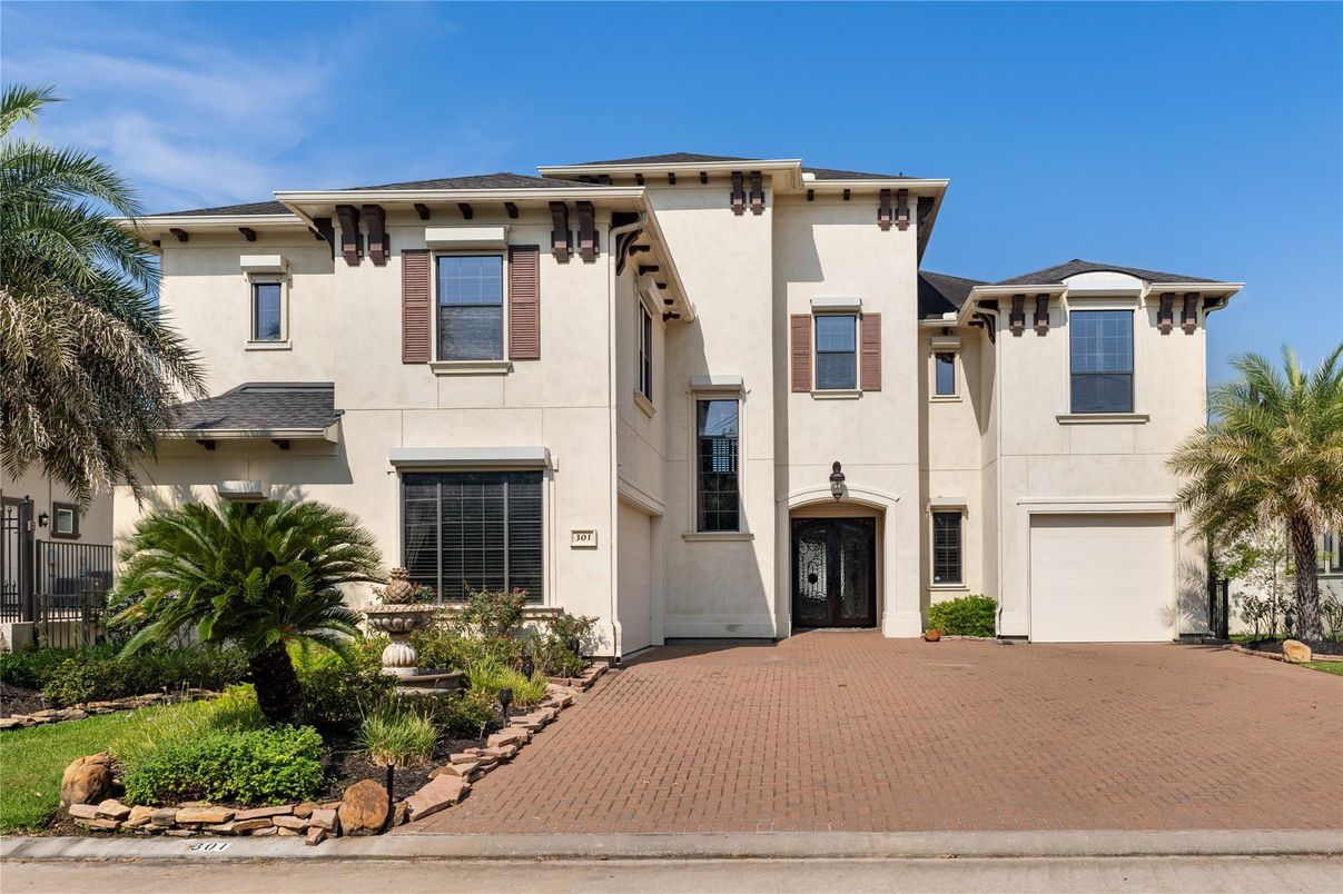 Attached, Exterior, Facade, Mediterranean