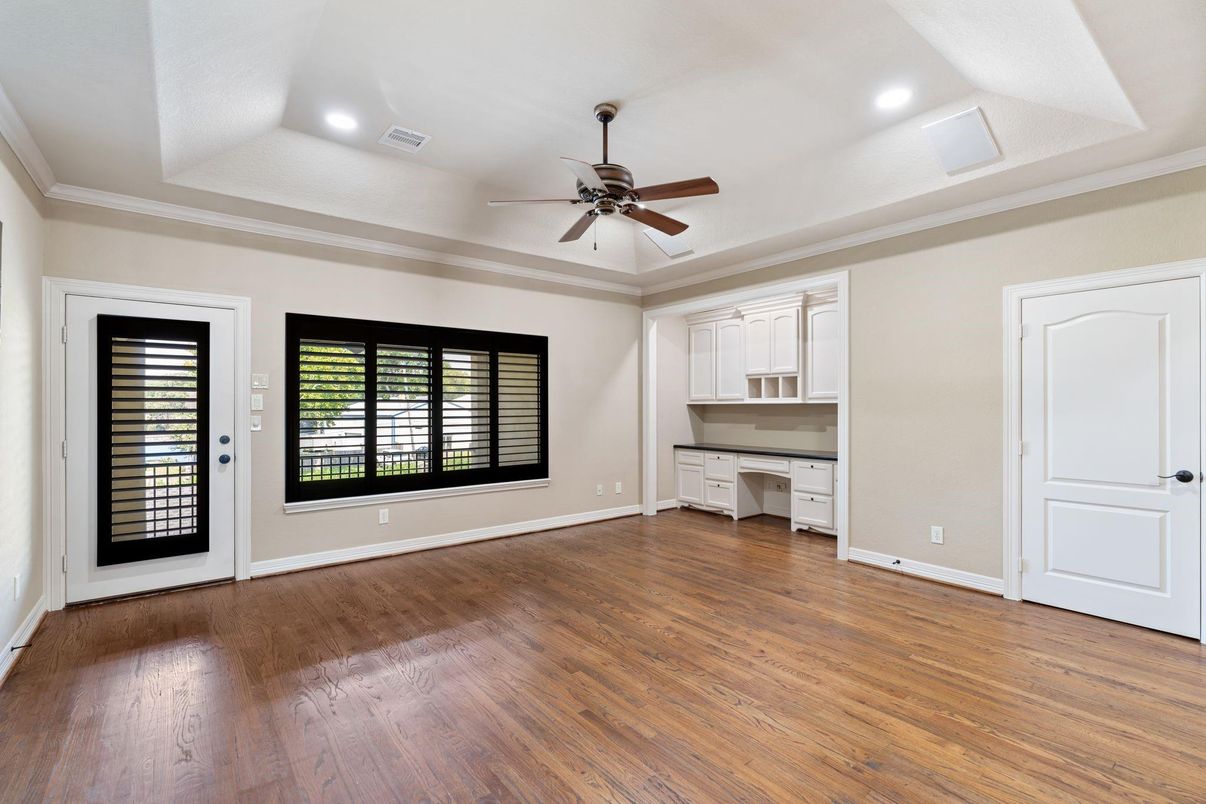 Empty room, Interior, Recessed Lighting, Wood Texture Flooring