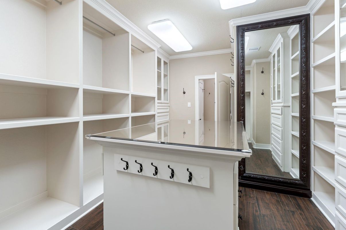Interior, Walk-in Closets, Wood Texture Flooring