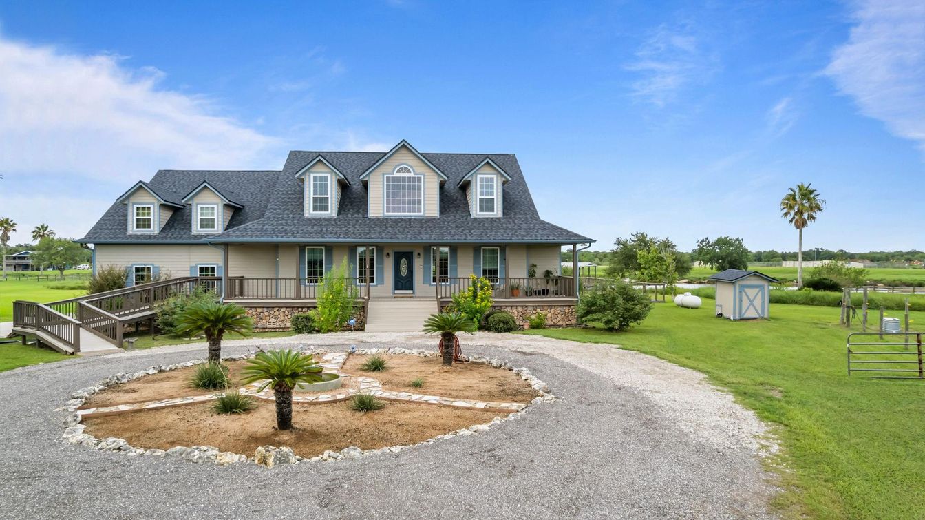 Backyard, Exterior, Facade, Cape Cod