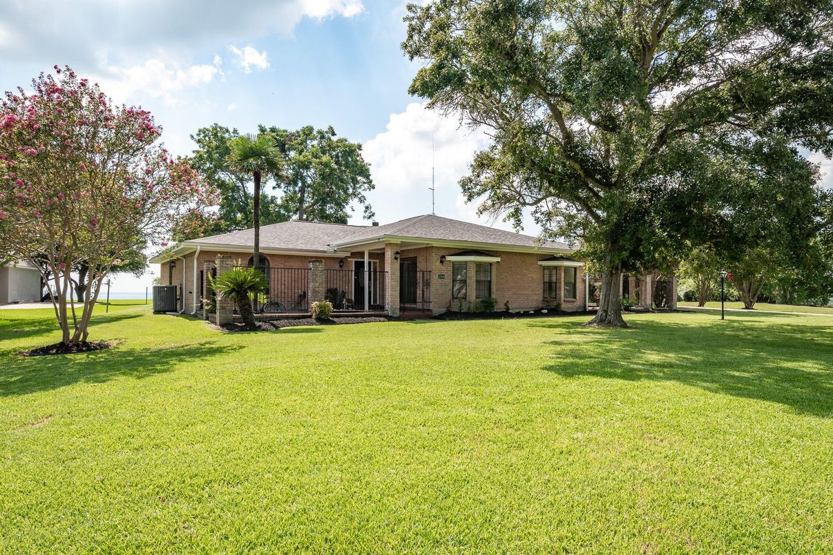 Backyard, Exterior, Facade, Brick Facade, Ranch