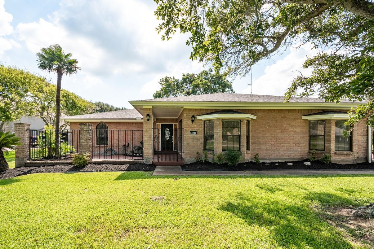 Exterior, Facade, Brick Facade, Ranch
