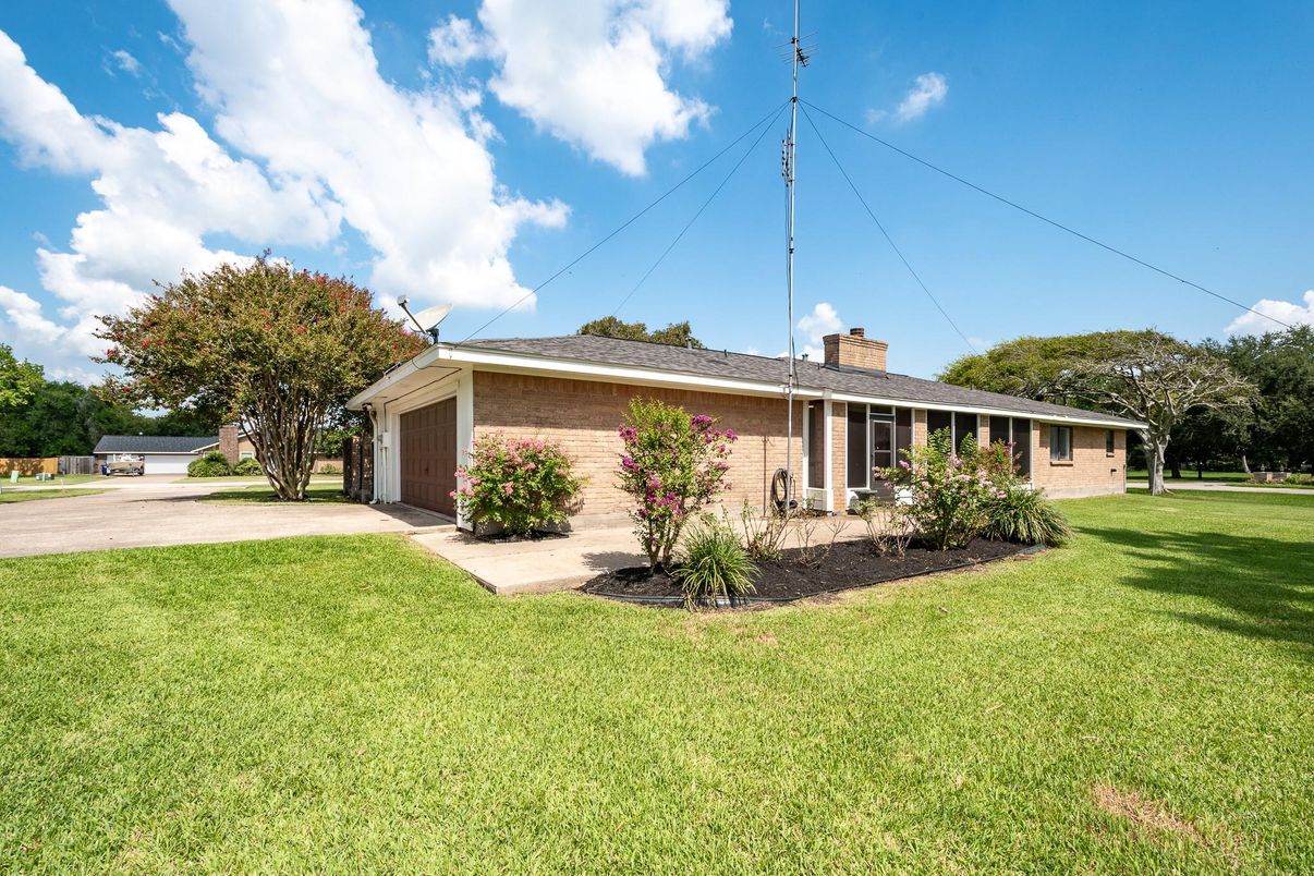 Backyard, Detached Garage, Exterior