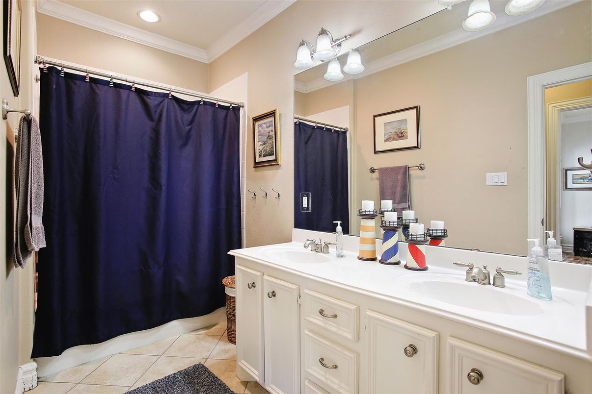 Bathroom, Dual Sink Vanities, Interior, Recessed Lighting