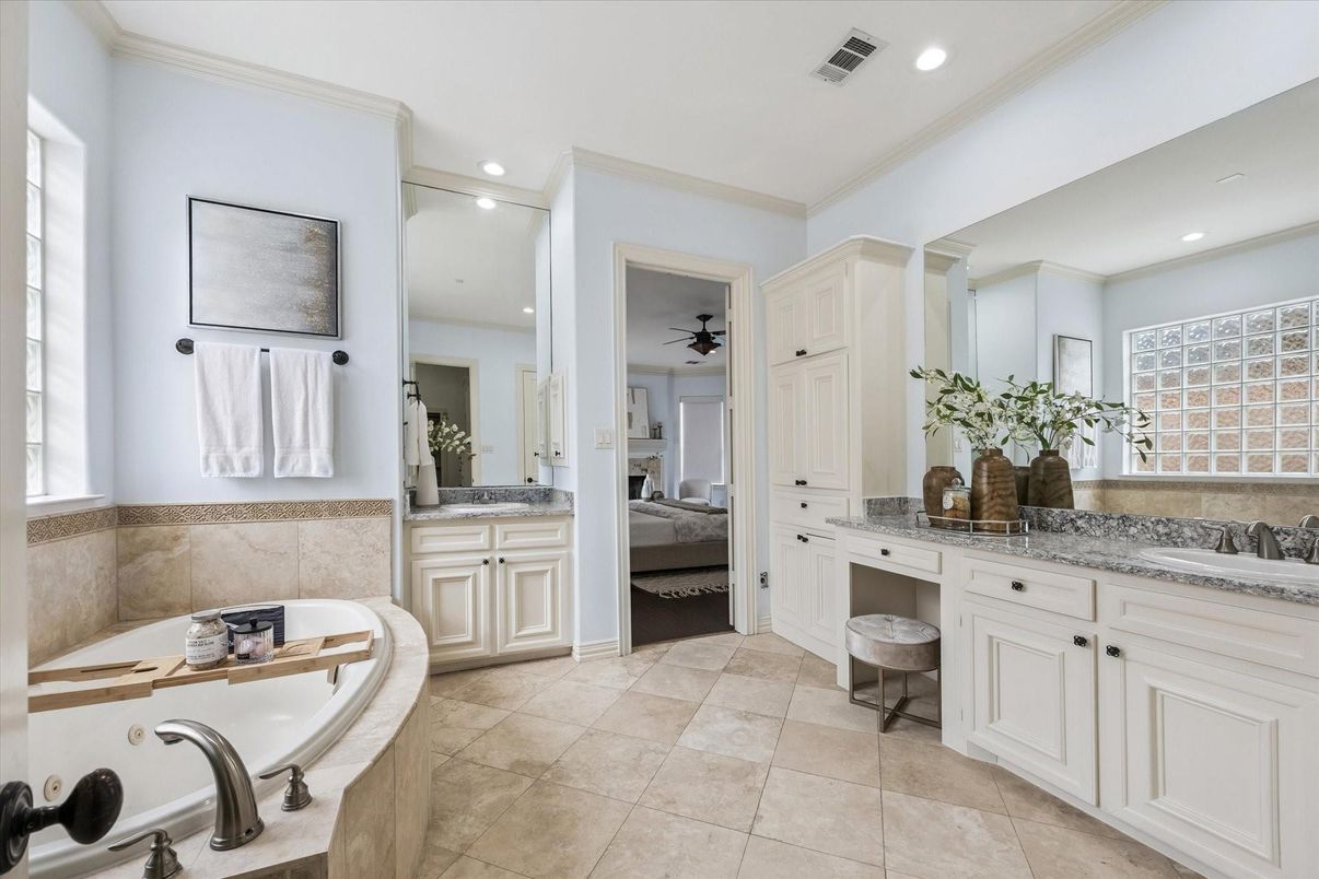 Bathroom, Dual Sink Vanities, Interior, Recessed Lighting
