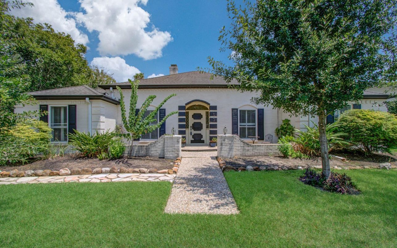 Backyard, Exterior, Facade, French Provincial