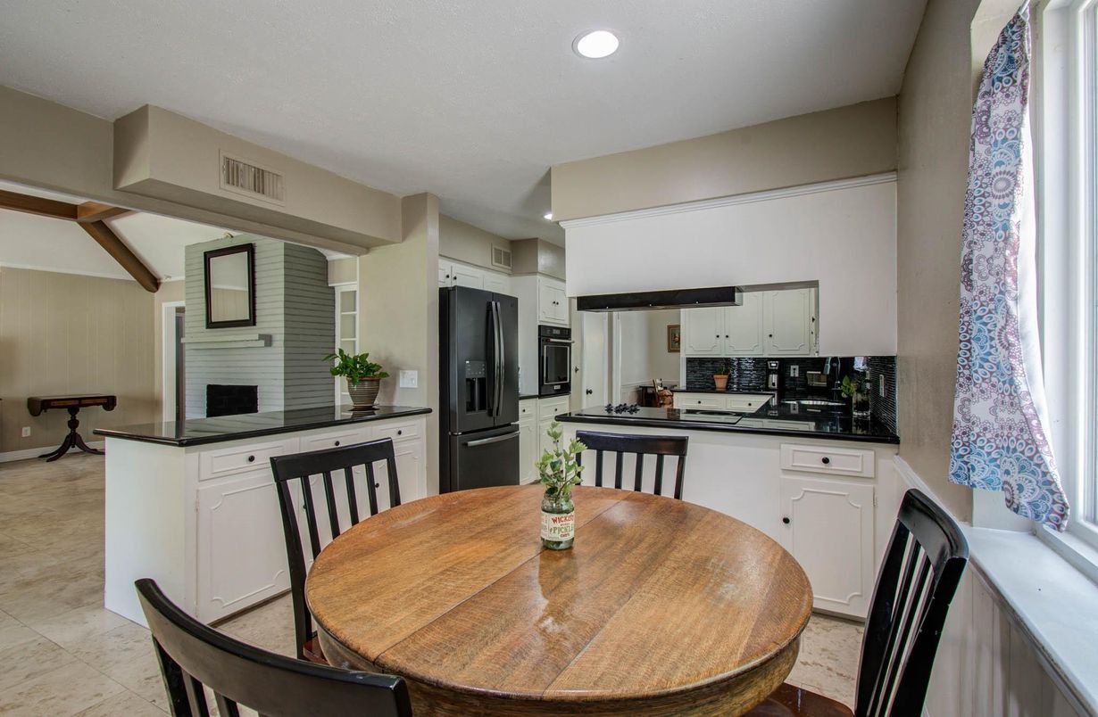 Dining room, Interior, Kitchen, Recessed Lighting, Stainless Steel Appliances