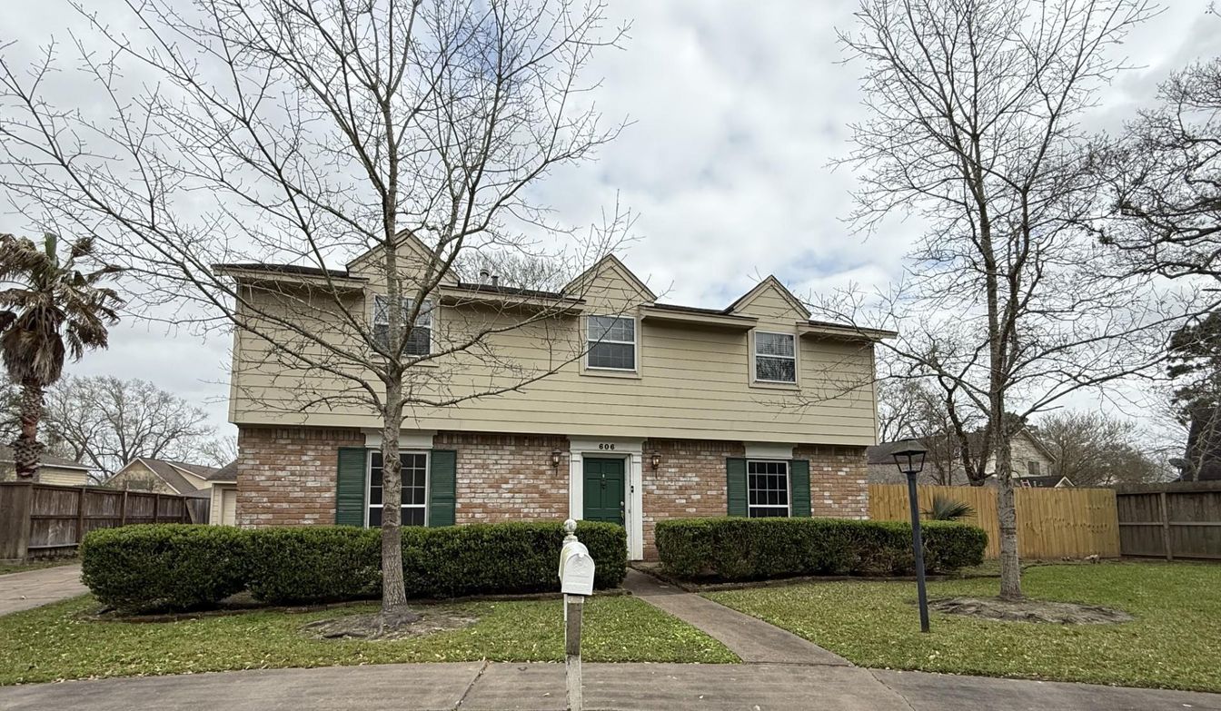 Exterior, Facade, Brick Facade, American Foursquare