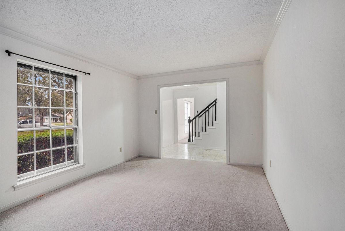 Empty room, Interior