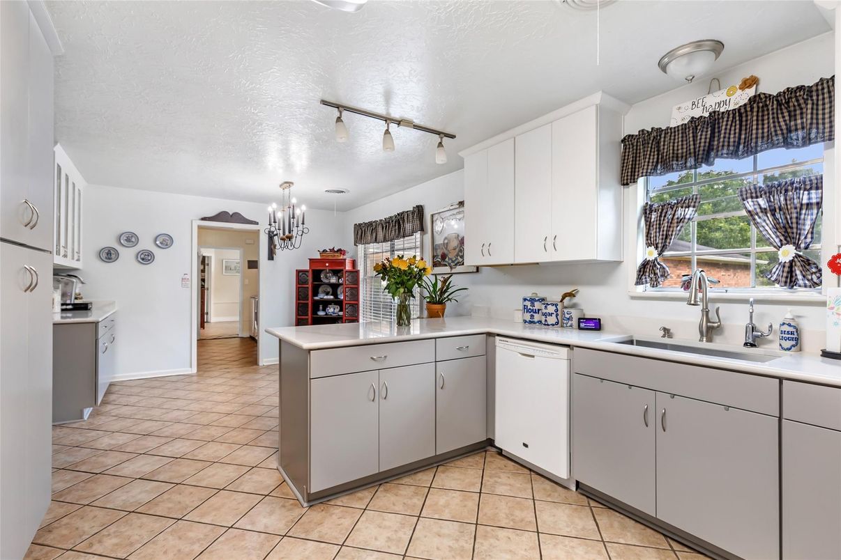 Chandelier, Interior, Kitchen