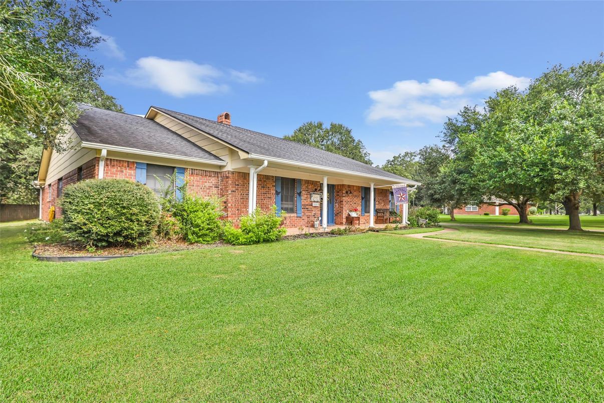 Backyard, Exterior, Facade, Brick Facade, Ranch
