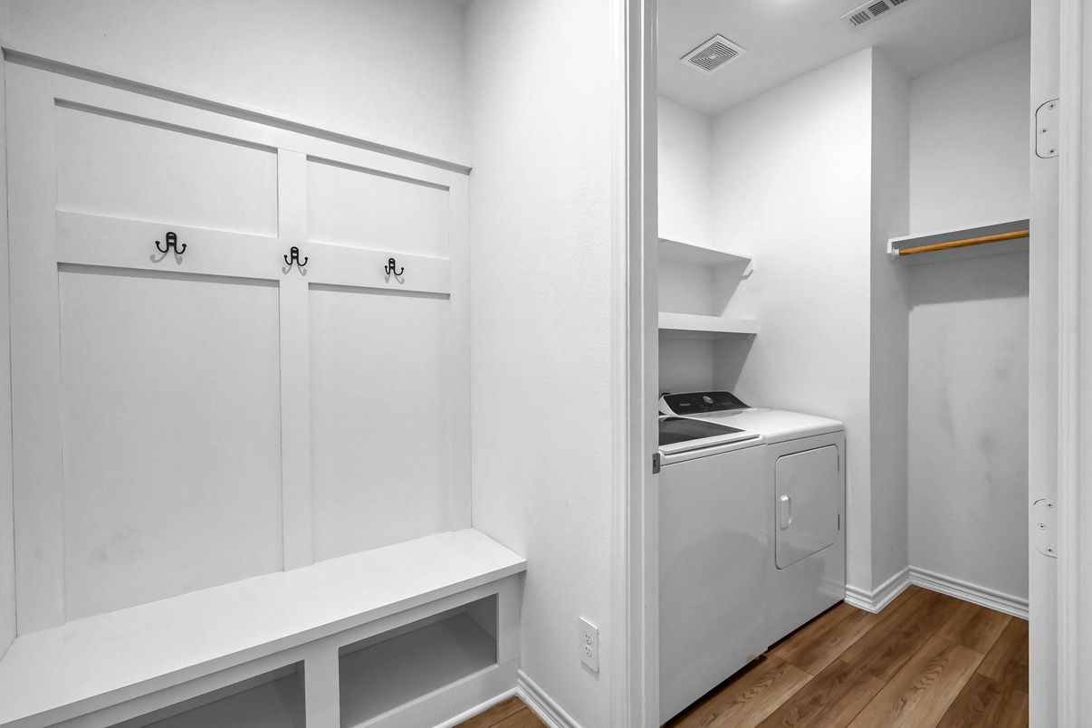 Interior, Recessed Lighting, Washer, Wood Texture Flooring