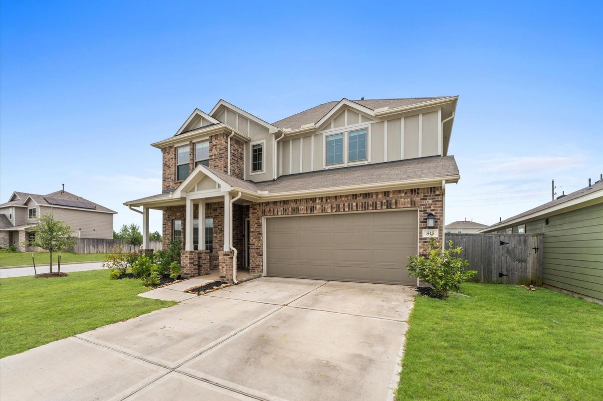 Attached, Exterior, Facade, American Craftsman