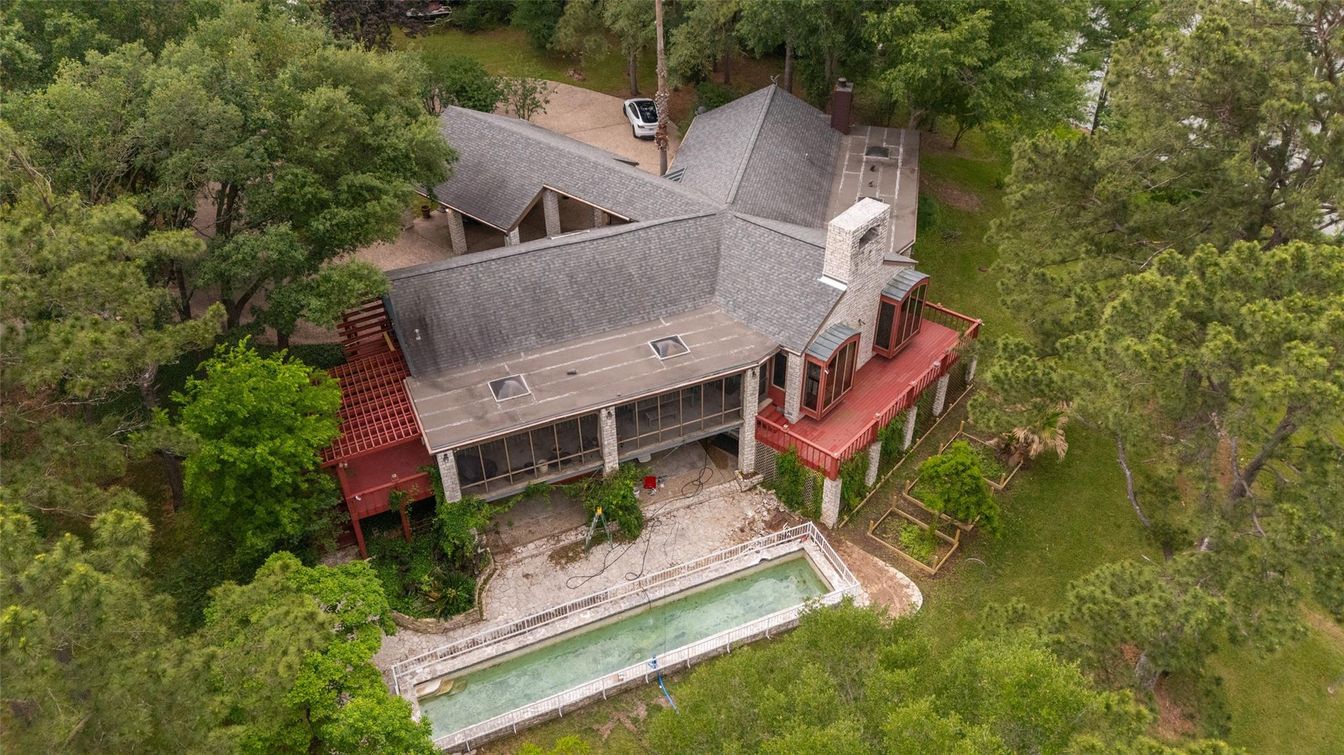 Exterior, Drone
