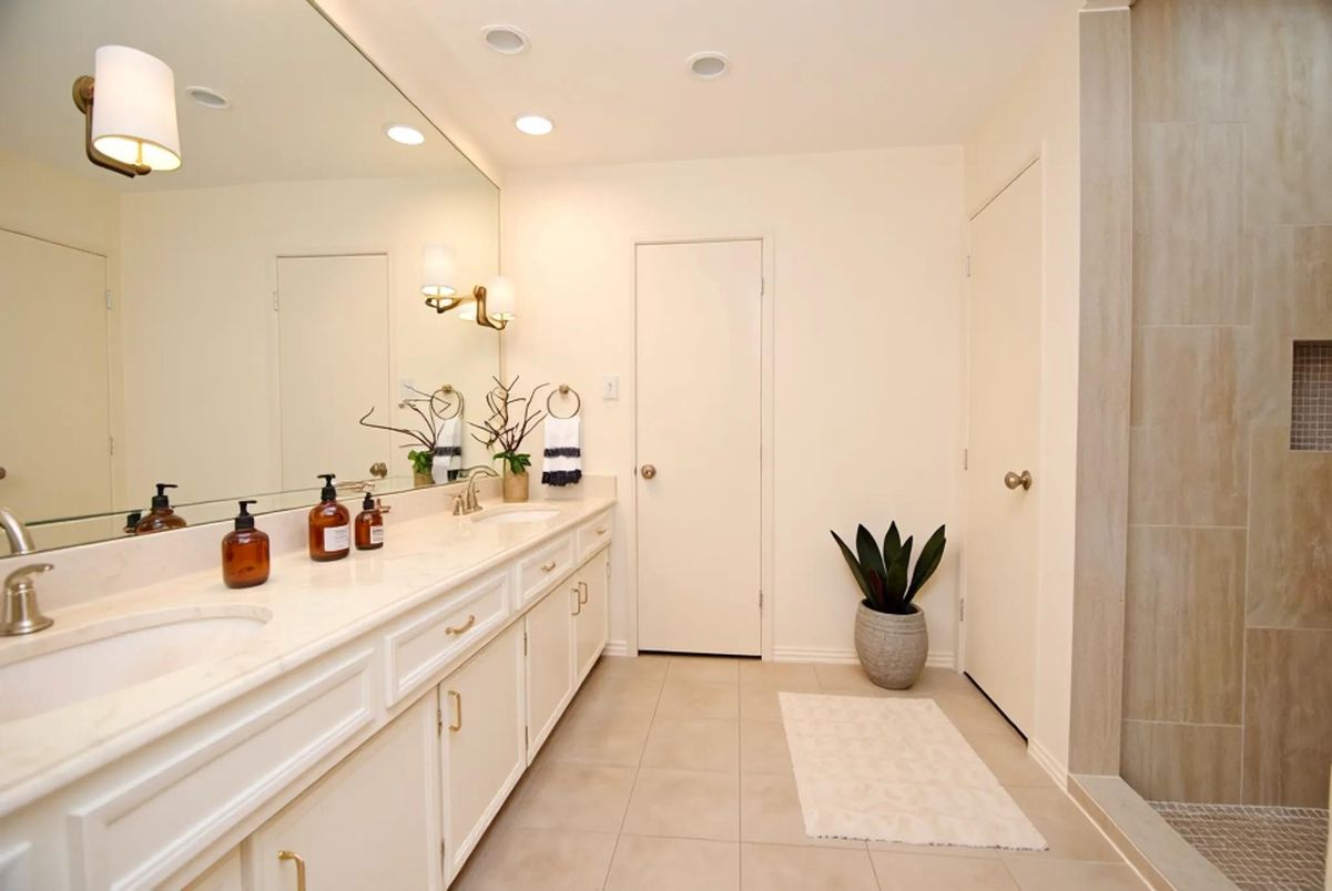 Bathroom, Dual Sink Vanities, Interior, Recessed Lighting