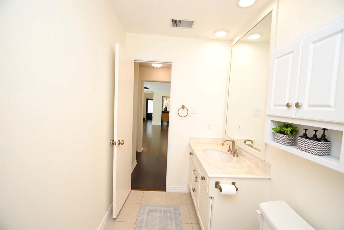 Bathroom, Interior, Recessed Lighting