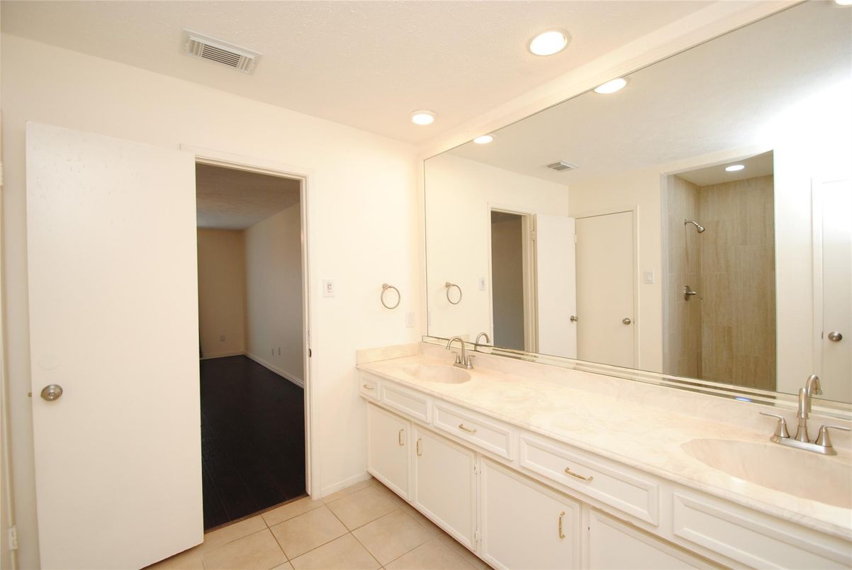 Bathroom, Dual Sink Vanities, Interior, Recessed Lighting