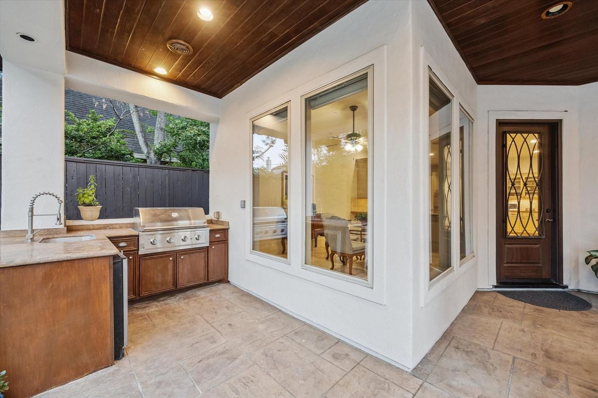 Exterior, Outdoor Kitchen