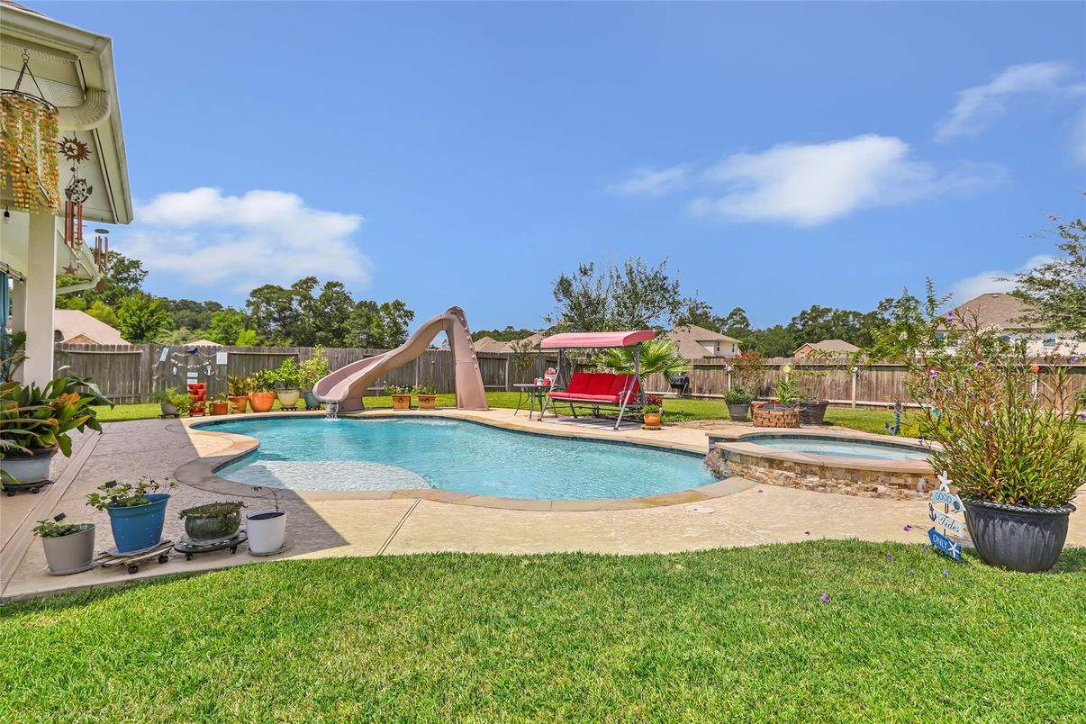 Exterior, Playground, Pool