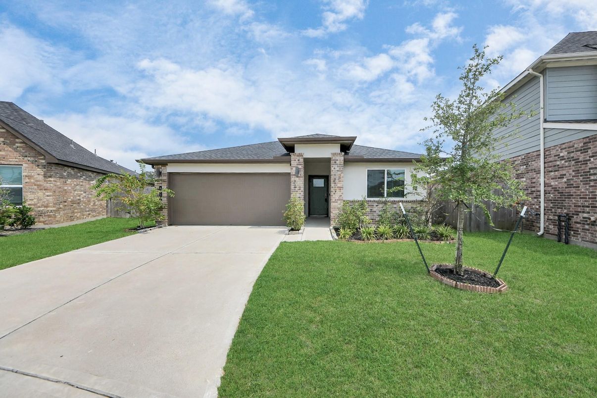 Attached, Backyard, Exterior, Facade, Brick Facade, Ranch