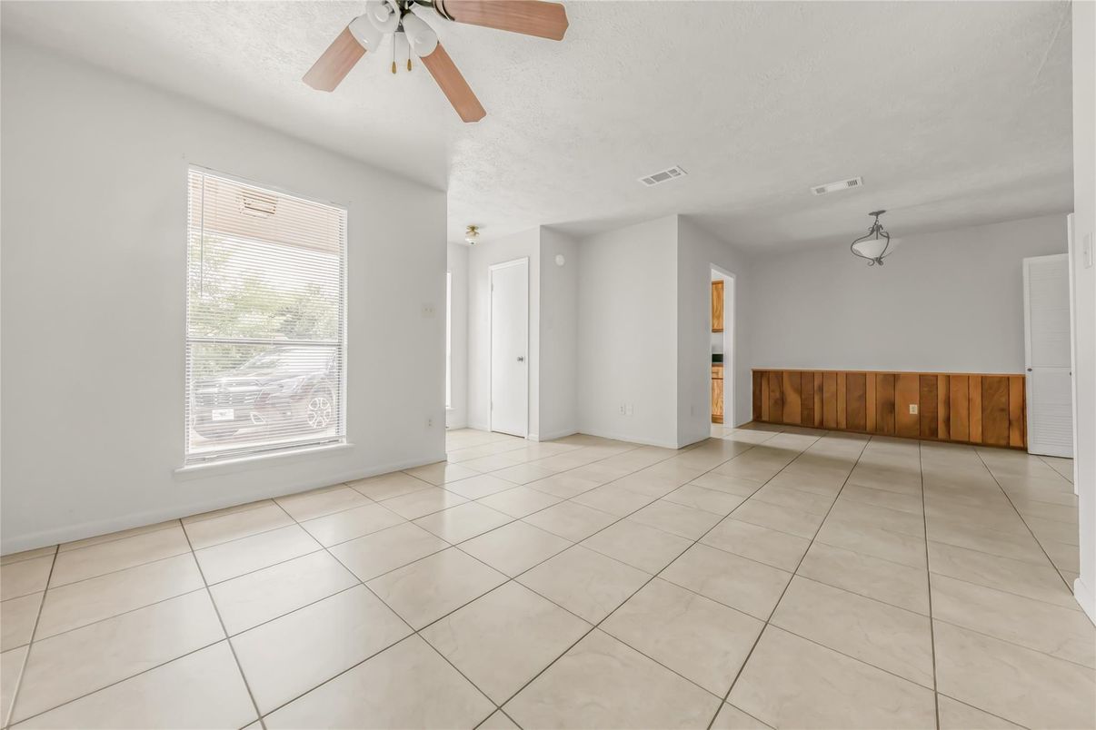 Empty room, Interior