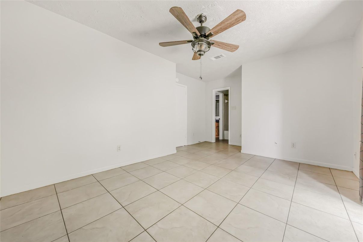 Empty room, Interior