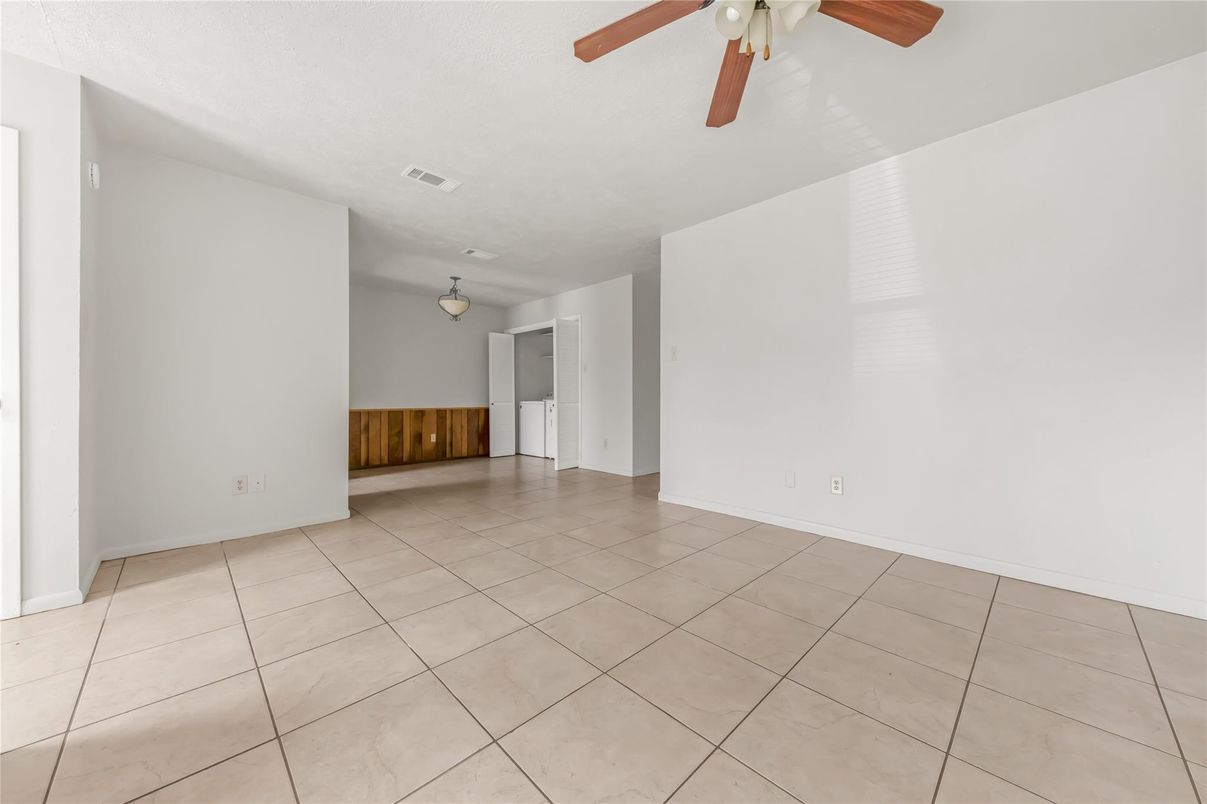 Empty room, Interior