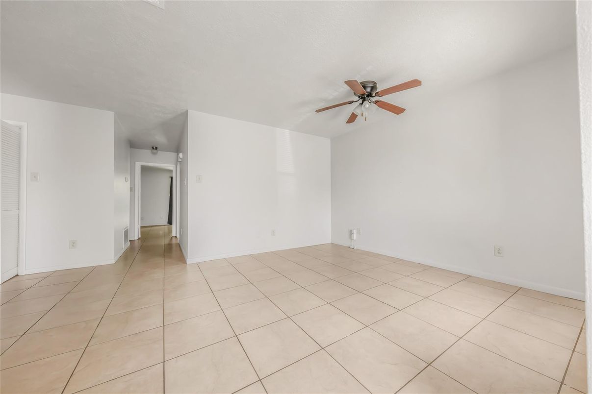 Empty room, Interior