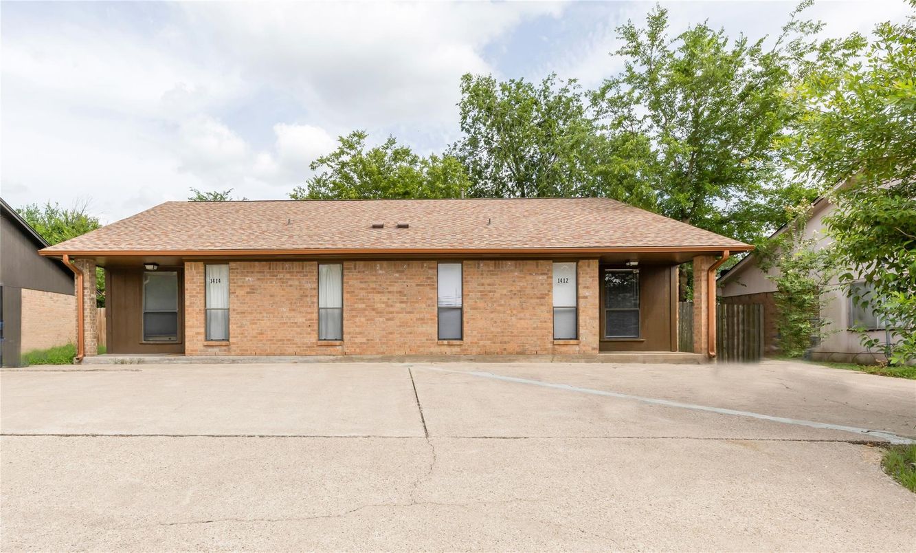 Exterior, Facade, Brick Facade, Ranch