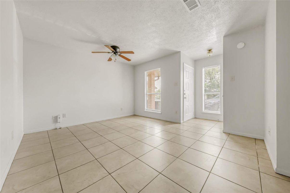 Empty room, Interior