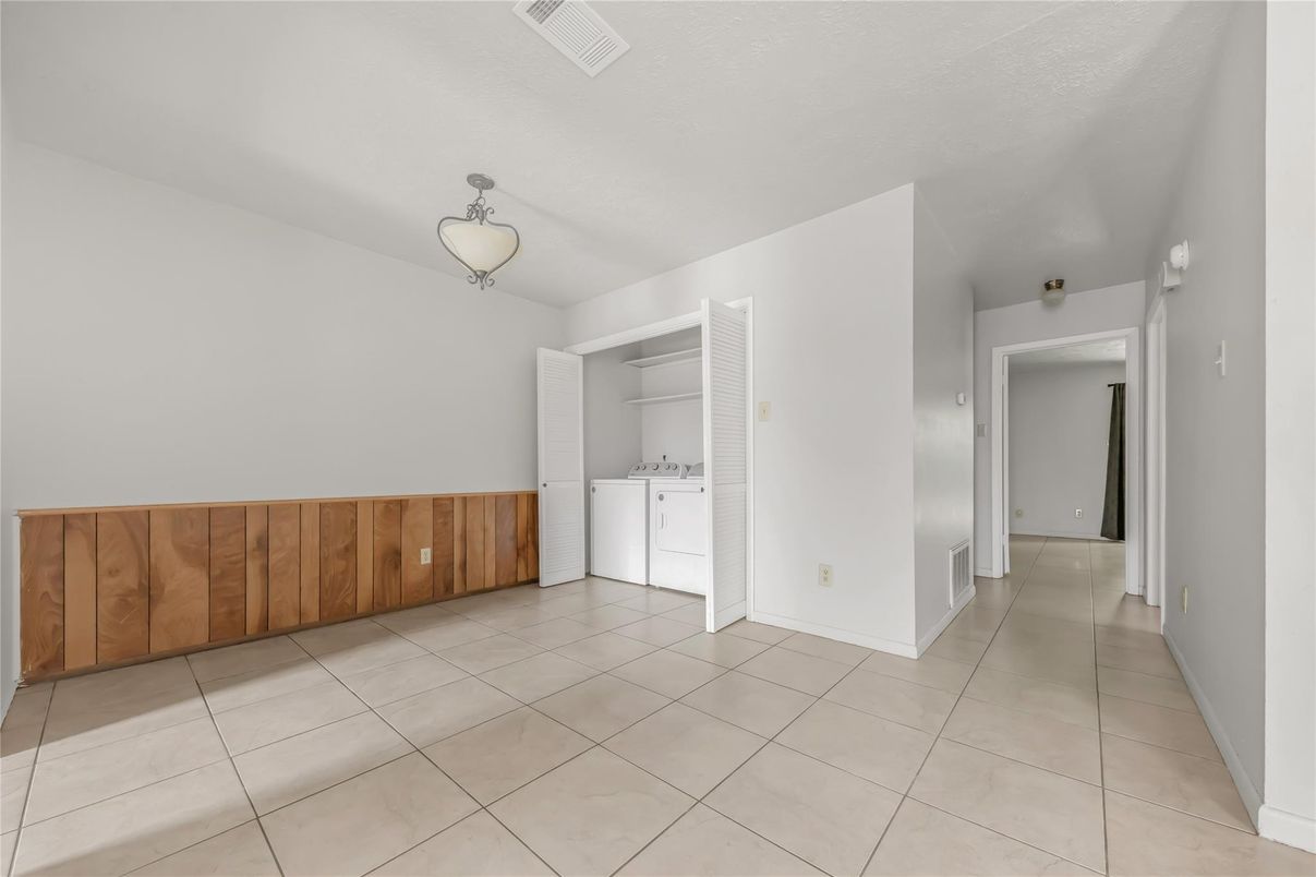 Empty room, Interior