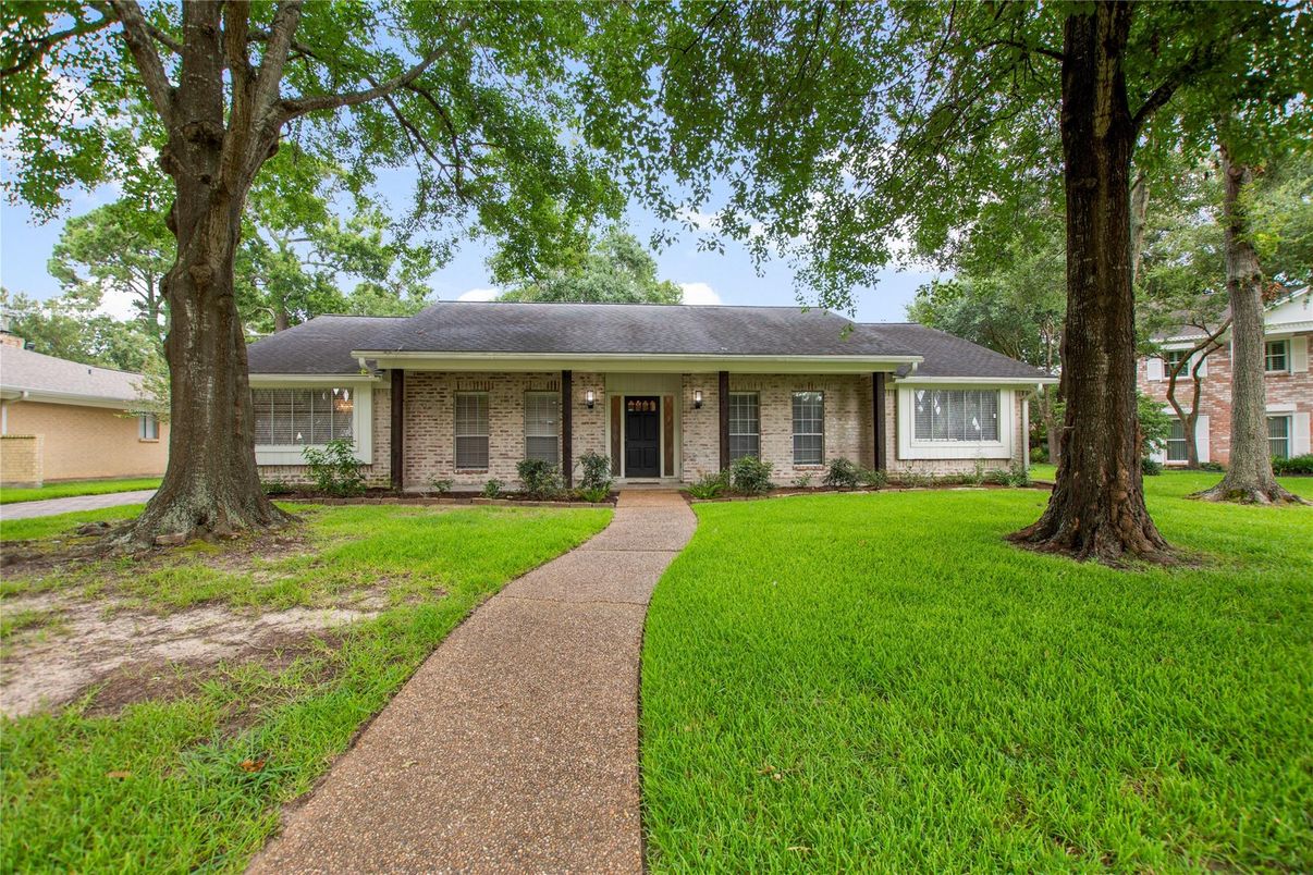 Exterior, Facade, Brick Facade, Ranch
