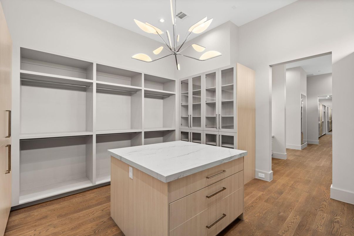 Interior, Pendant Lights, Recessed Lighting, Walk-in Closets, Wood Texture Flooring