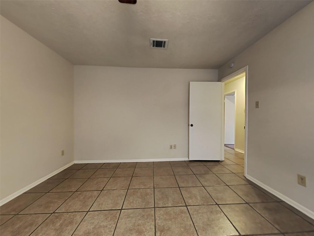 Empty room, Interior