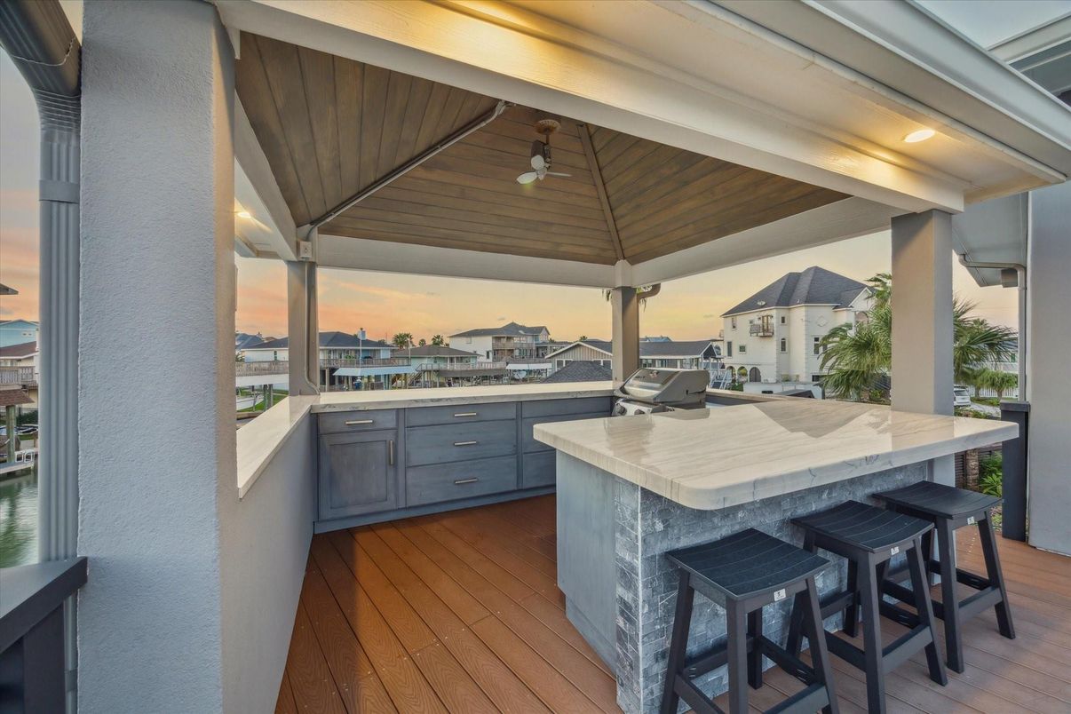 Exterior, Outdoor Kitchen, Water
