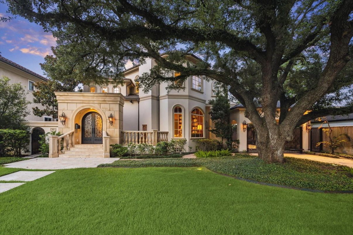 Backyard, Exterior, Facade, French Provincial