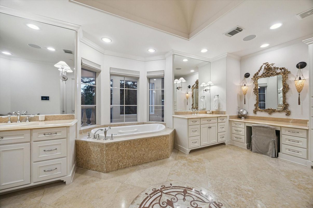 Bathroom, Dual Sink Vanities, Interior, Recessed Lighting
