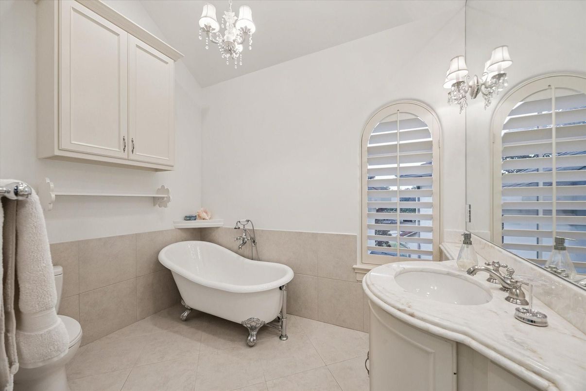 Bathroom, Chandelier, Free Standing Baths, Interior, Pendant Lights