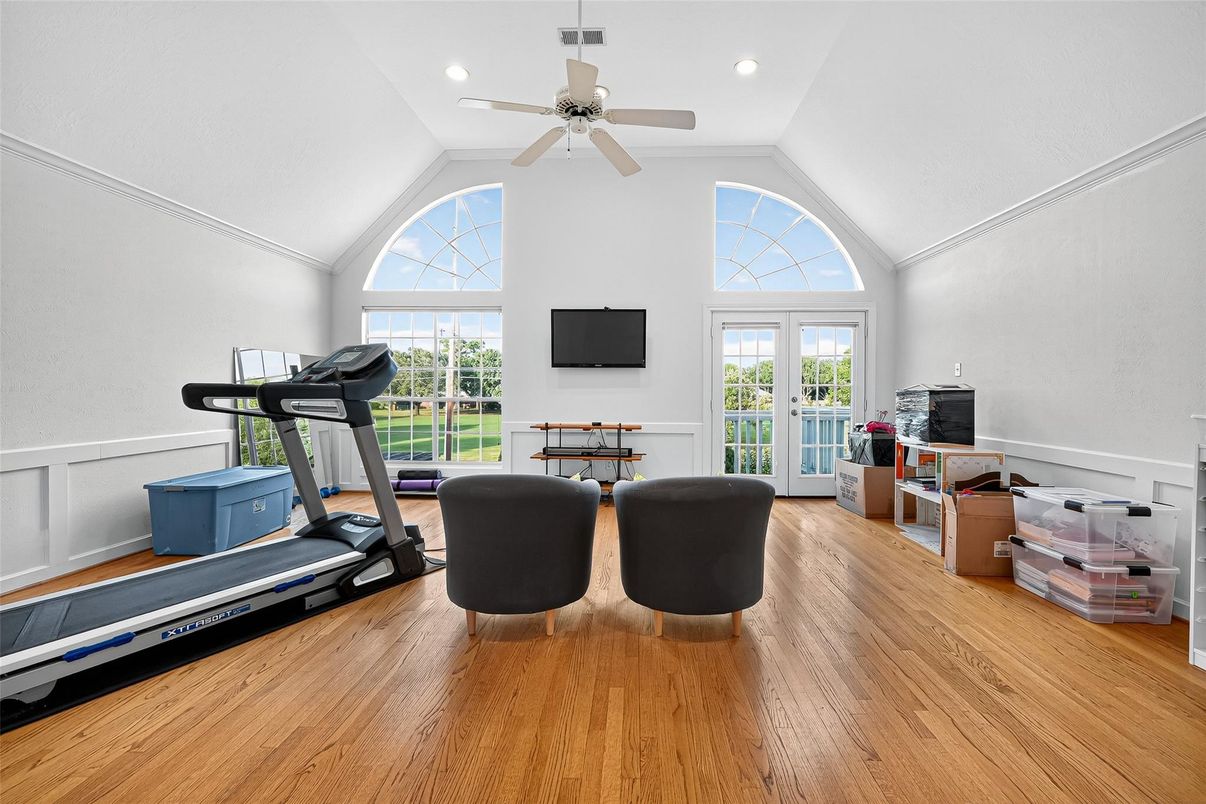 Fitness Equipment, Interior, Recessed Lighting, Wood Texture Flooring