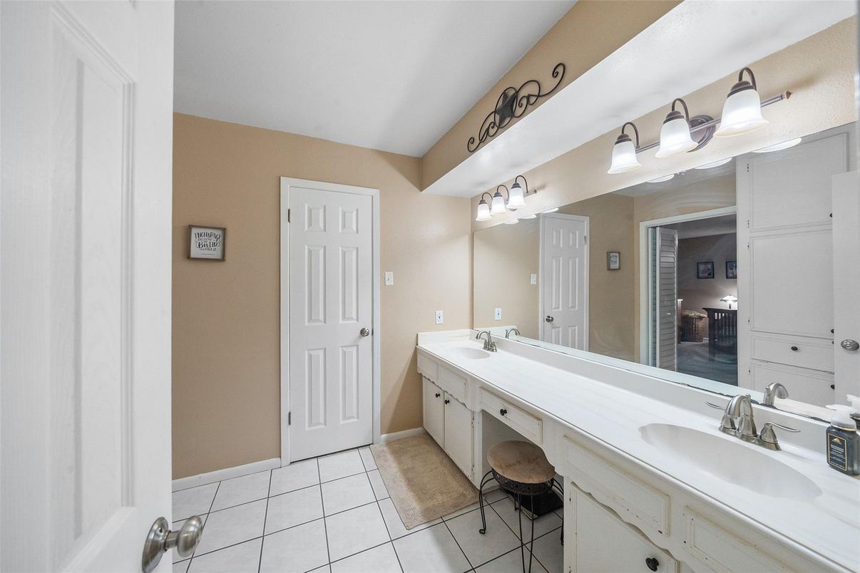 Bathroom, Dual Sink Vanities, Interior