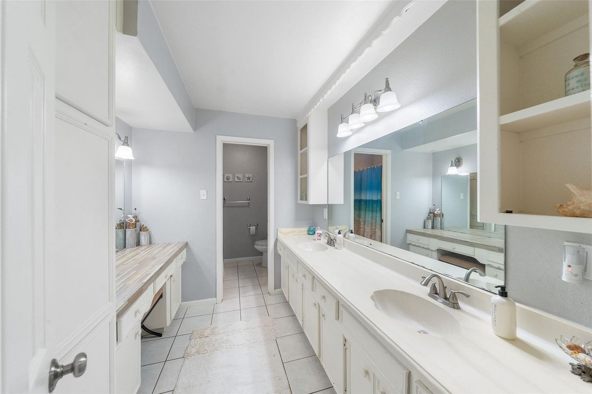 Bathroom, Dual Sink Vanities, Interior
