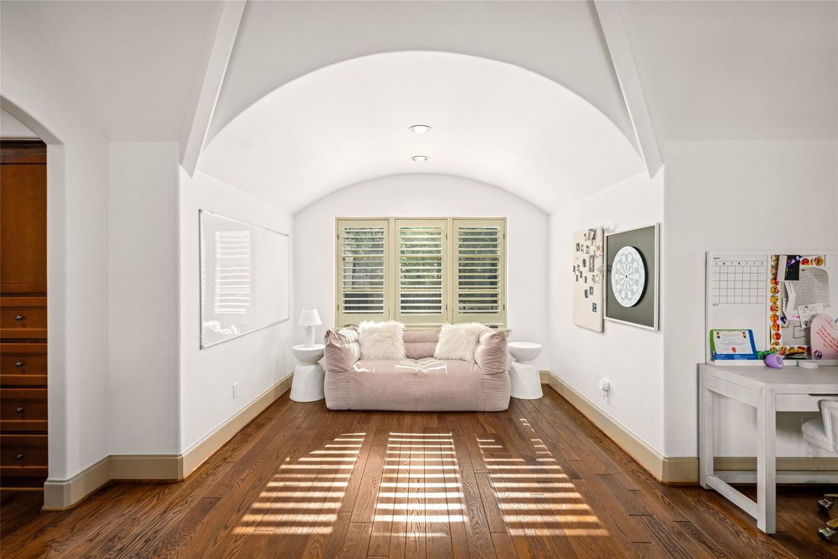 Interior, Recessed Lighting, Wood Texture Flooring
