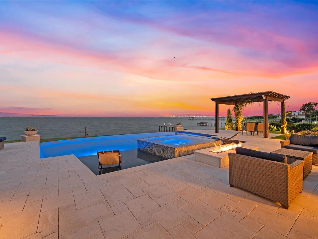 Exterior, Pool, Water
