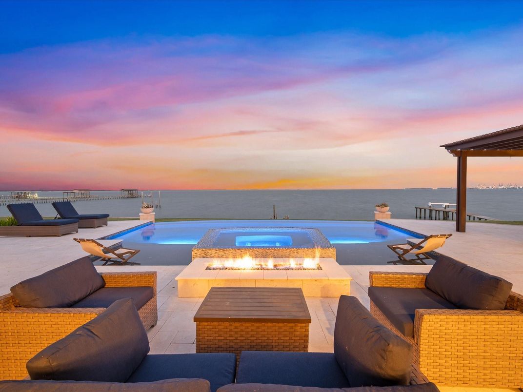 Exterior, Pool, Water