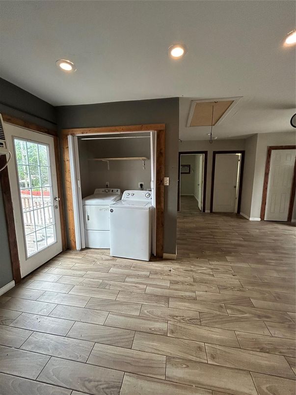 Interior, Recessed Lighting, Washer, Wood Texture Flooring