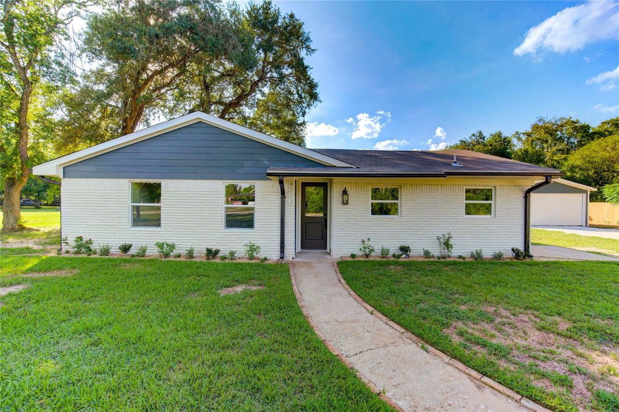 Backyard, Exterior, Facade, Ranch